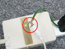 コンセントのアース端子をワニ口クリップではさめば、アース完了
