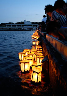 東日本大震災の犠牲者を悼む慰霊流灯会