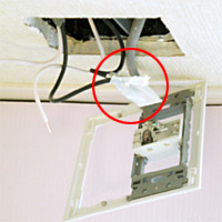 アースの必要性:ブレーカーを落とさない時は電圧がかかっているので、一方をビニールテープで絶縁しておきます