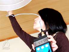 天井の数値は57V/m