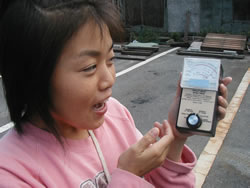 大阪府門真市・電磁波の街から：変電所付近でいきなり測定器の針が振り切れる