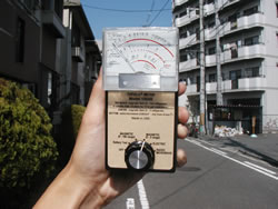 大阪府門真市・電磁波の街から：自宅から300メートルの地点で、メーターが0